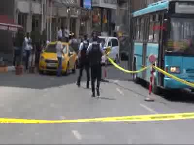 Beyoğlu'nda şüpheli paket fünye ile patlatıldı