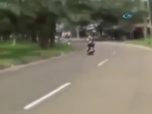 İki kızın motosiklet yolculuğu 10 saniye sürdü