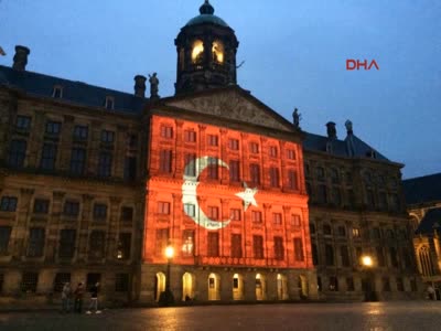 Dam Square'da Türk bayrağı