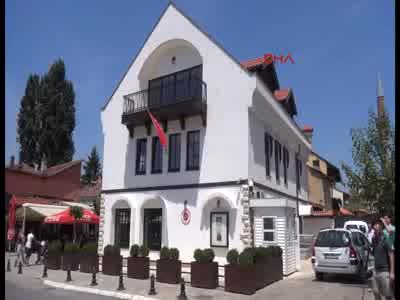 Kosovalılar, Türk Başkonsolosluğuna çiçek bıraktı