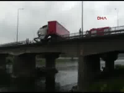 TIR, köprü korkuluklarına çarptı