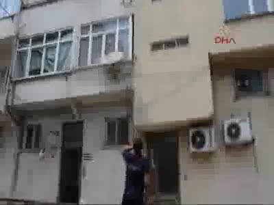 Şiddet gören kadını, polis kapıyı kırarak kurtardı