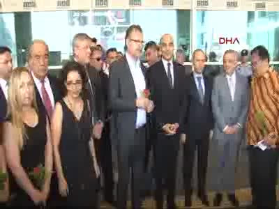Konsoloslar Atatürk Havalimanı'nda patlamanın olduğu yere çiçek bıraktı
