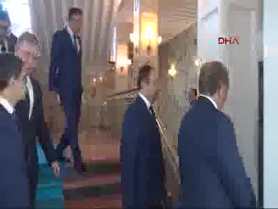 Çocuk sevinci: Kadir Topbaş'ın başından aşağı gül yaprağı döktü