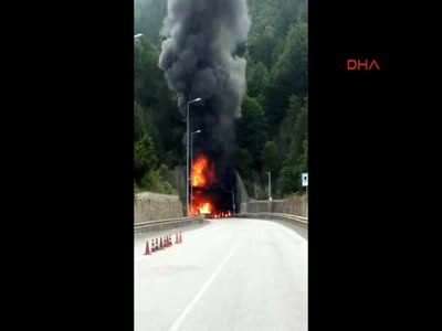 Bolu'nun Mengen İlçesi'nde tiner yüklü TIR'ın tünel girişine çarpması sonucu olan kazada tır yandı