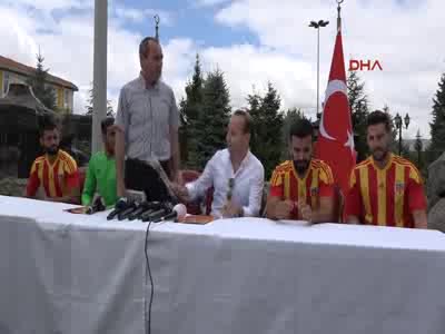 Kayserispor, 4 genç futbolcuyla sözleşme imzaladı