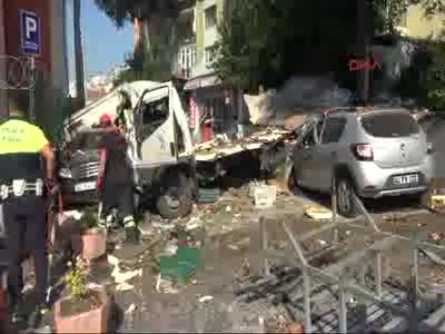 Freni patlayan kamyonet 4 aracın üzerine uçtu: 1 ölü, 1 yaralı