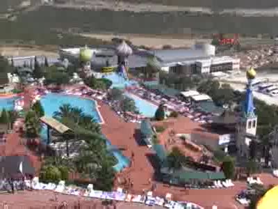 Kuşadasında kaydırakla uçarak serinleme keyfi