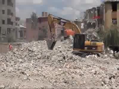 Yüksekova'daki enkaz kaldırılıyor