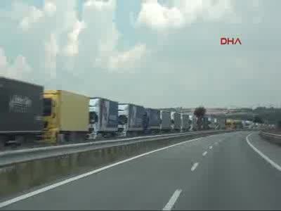 Edirne Kapıkule'de kuyruktaki tır sürücülerin isyanı