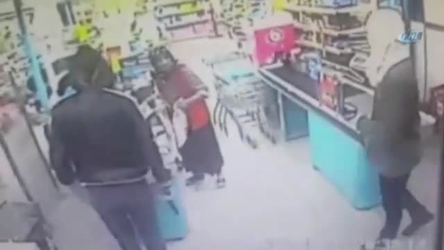 Markette silahlı soygun kamerada