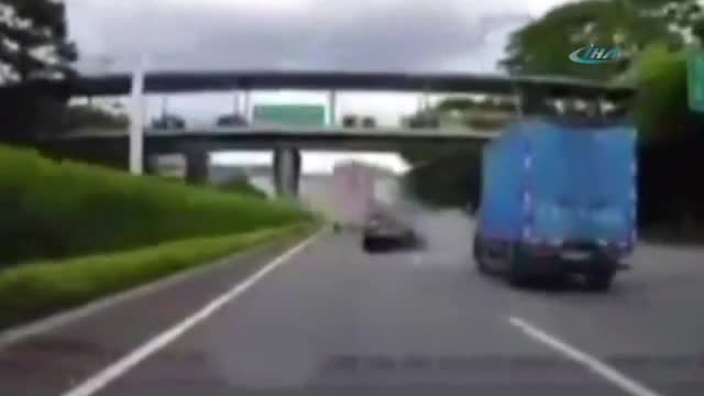 Otomobil karşı şeride uçtu