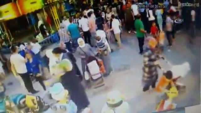 Bursa'da 'asılsız canlı bomba' paniği kamerada