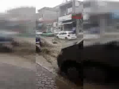 Kayseri'de 1 kişinin hayatını kaybettiği selde  araçlar böyle sürüklendi - 1