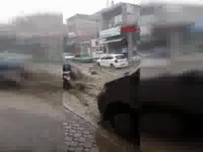 Kayseri'de 1 kişinin hayatını kaybettiği selde  araçlar böyle sürüklendi - 2