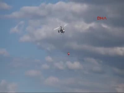 Bursa'da yangın helikopteri 2 ton suyu gazetecilerin üzerine böyle boşalttı
