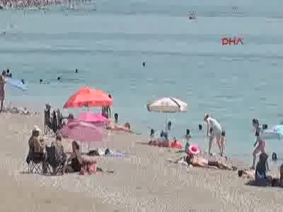 Antalya'da sıcak hava ile birlikte vatandaşlar denize koştu