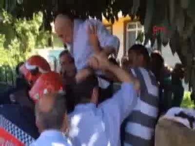 Bacağına saplanan demirle hastaneye kaldırıldı