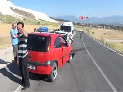 Denizli'de iki otomobil çarpıştı: 7 yaralı