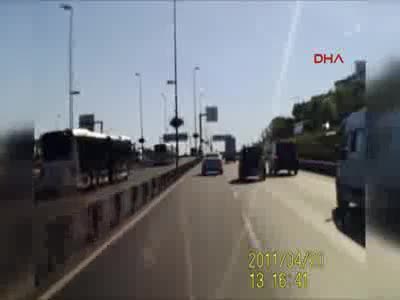 Otomobilin metrobüs yoluna girme anı
