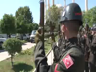 Şehidin kardeşi ağabeyini asker selamıyla uğurladı