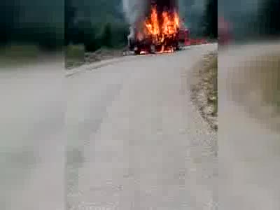 Bursa'da otomobil yol ortasında alev alev yandı