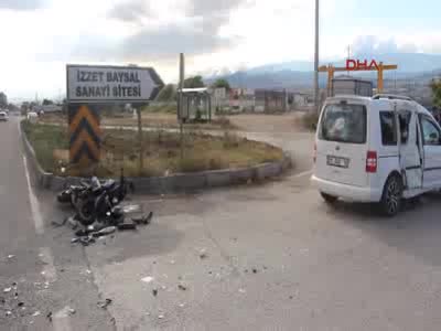 Motosiklet sürücüsü çarptığı aracın kırılan camından içeri girdi