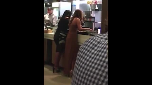 Servisi beğenmeyen iki kadın McDonalds şubesini birbirine kattı