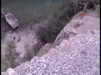 50 metrelik uçuruma yuvarlanan kamyonun sürücüsü öldü