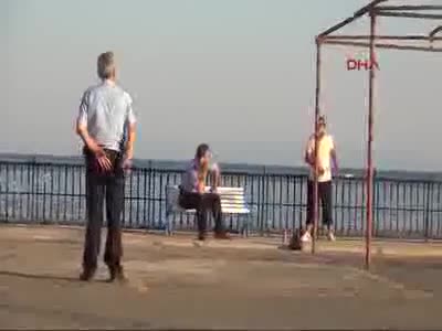 Kendini yakmak istedi, çakmak elinden düşünce etkisiz hale getirildi