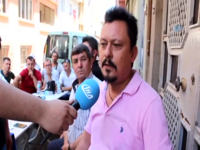 Kendilerine verilen sahte dolarları sokak ortasında yaktılar