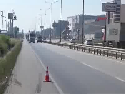 Bursa İnegöl'de saman yüklü TIR böyle devrildi