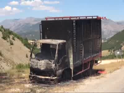 Tunceli'de yol kesen PKK'lılar araç yaktı