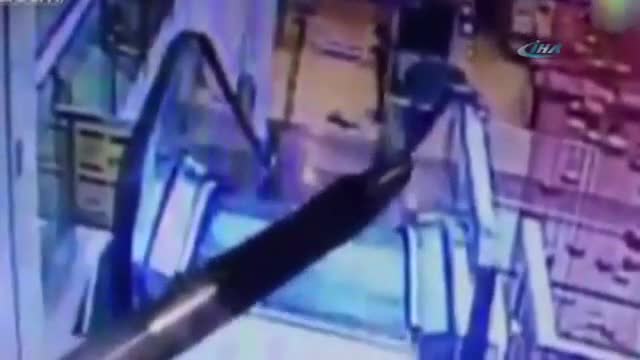 Yürüyen merdiven kazasında baba ile oğlu böyle can verdi