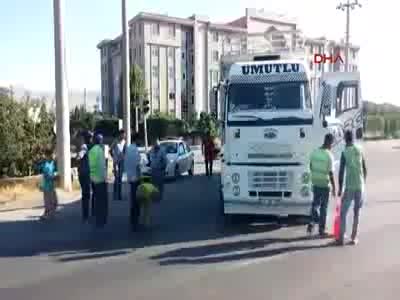 Bisikletiyle karşıya geçmeye çalışan yaşlı adam kamyonun altında kaldı