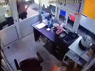 22 halk otobüsü ve bilet gişesini soydular