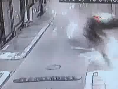 Otomobilin işyerine çarptığı kaza güvenlik kamerasında