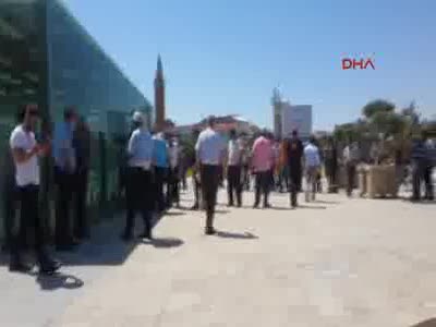 Sis bombasıyla kuyumcu soymaya kalkışan şüpheliyi linçten polis kurtardı