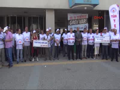 "Yemek yardımını alamayan belediye memurları bir günlük iş bıraktı"