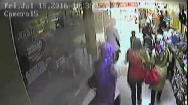 Havai fişekli meşaleli soygun girişimi kamerada