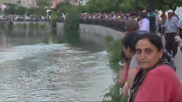 Sulama kanalına uçan aracın sürücüsünü vatandaşlar kurtardı