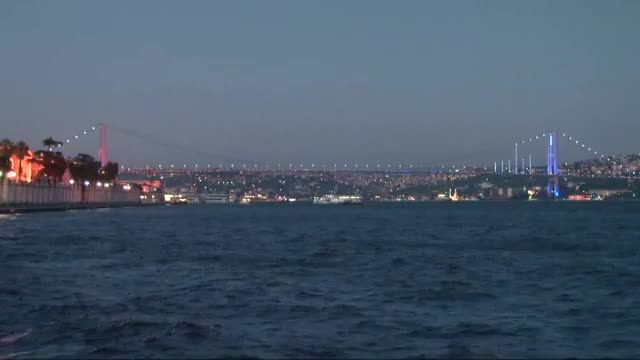 Boğaziçi Köprüsü Fransız bayrağının renkleriyle aydınlatıldı
