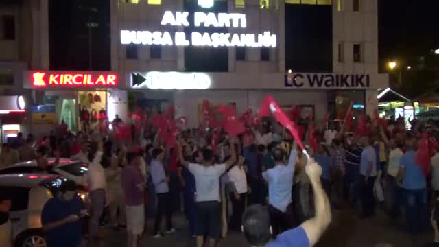 Bursa'da vatandaşlar meydanlara iniyor