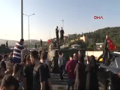 Boğaziçi Köprüsü'nde tankların üzerinde hatıra fotoğrafı çektirdiler