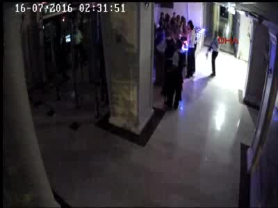 Askerler turnikeden silahlarını bırakarak geçtiler