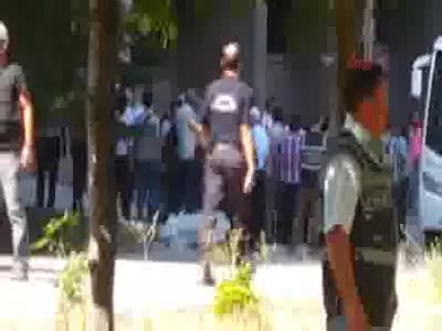 Darbe girişiminde bulunan aralarından generallerinden bulunduğu  darbeci askerler adliyeye sevk edildi