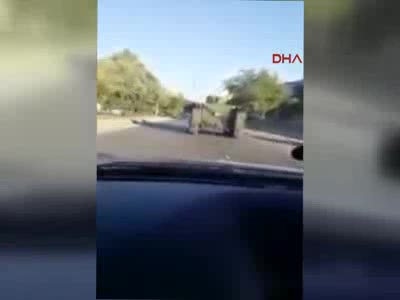 Belediyeye ait kamyon darbecilerin tankını böyle durdurmaya çalıştı