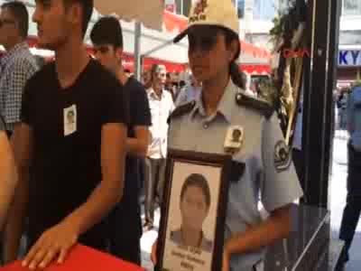 Özel Harekat Polisi'nin cenazesinde darbecilere lanet okundu