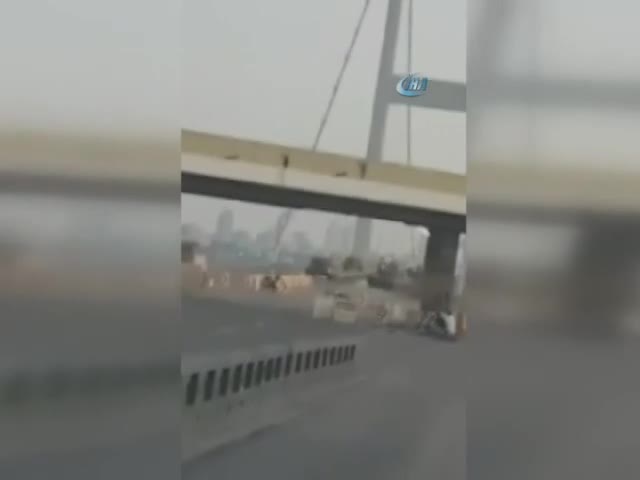İnsanların üzerine tank atışı