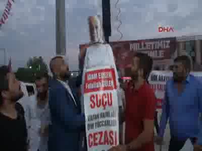 Fethullah Gülen'in maketini astılar